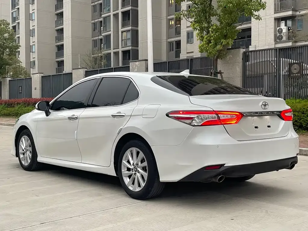 Toyota Camry — фото 5