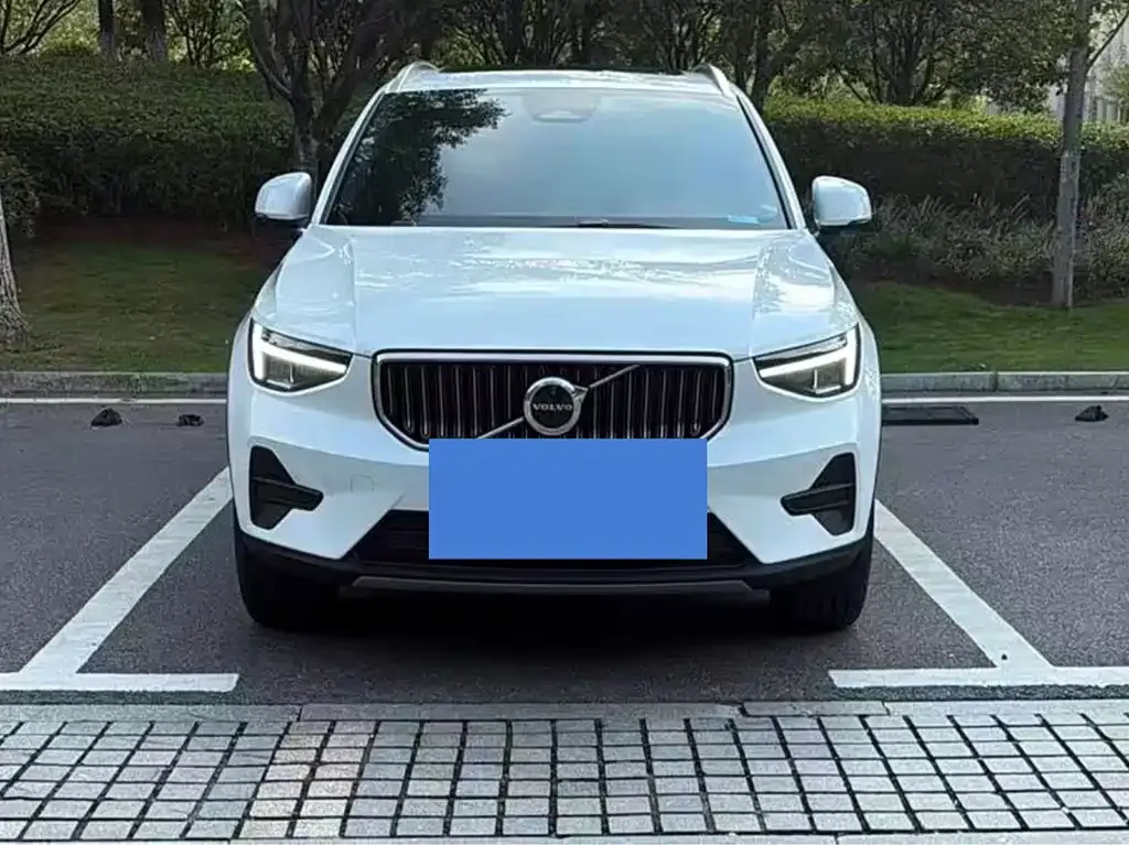 Volvo XC40 — фото 1