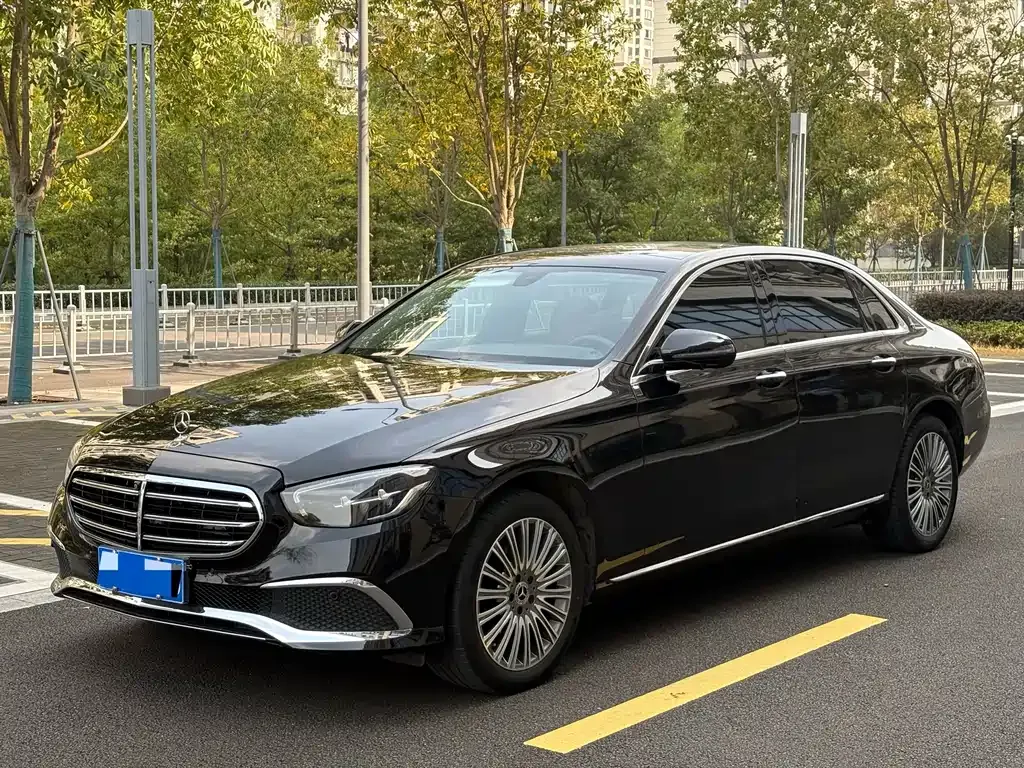 Mercedes-Benz E-Class — фото 1
