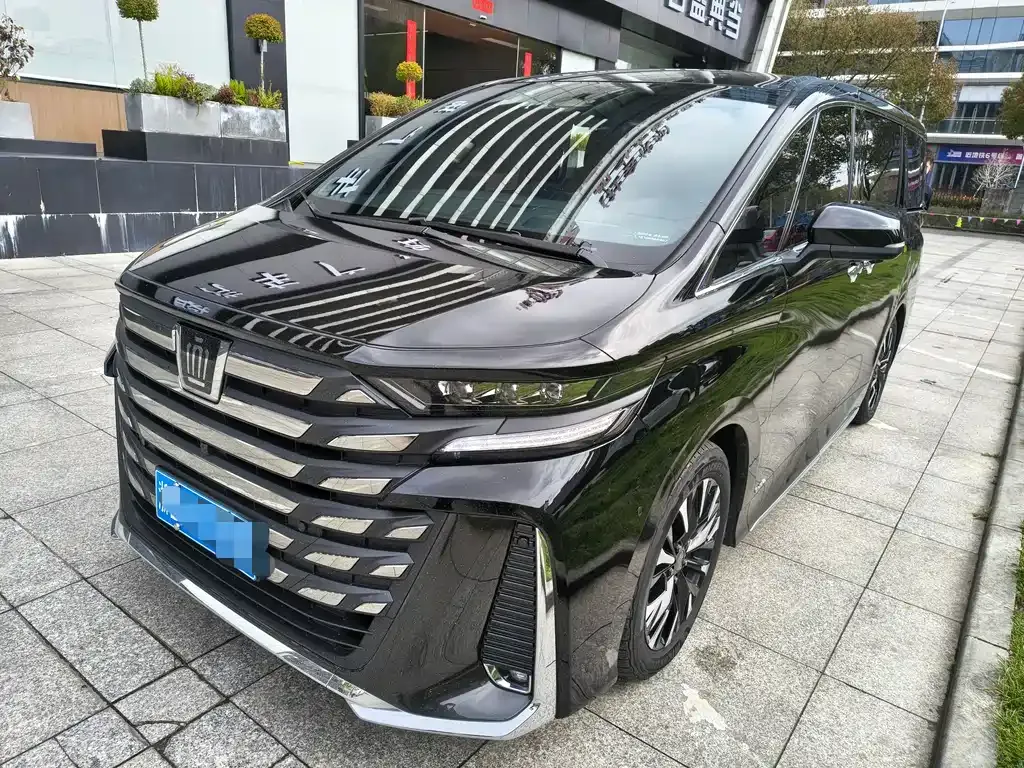 Toyota Vellfire — фото 1
