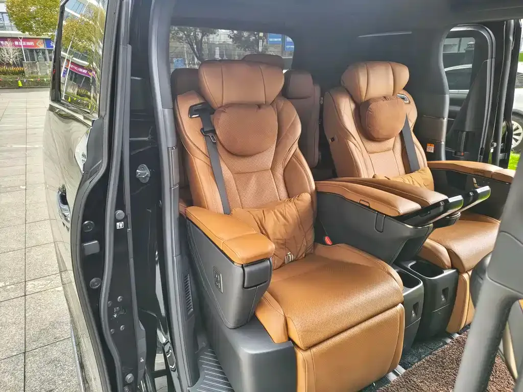Toyota Vellfire — фото 2