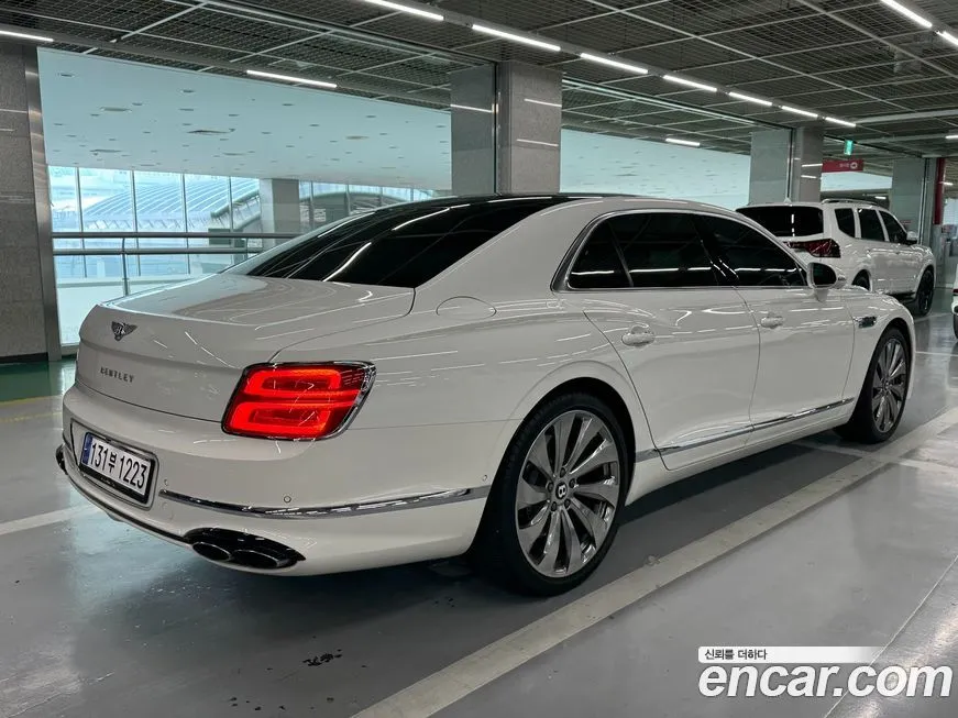 Bentley Flying Spur — фото 4