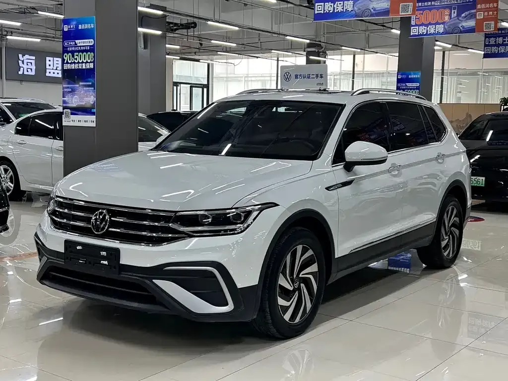 Volkswagen Tiguan L — фото 1