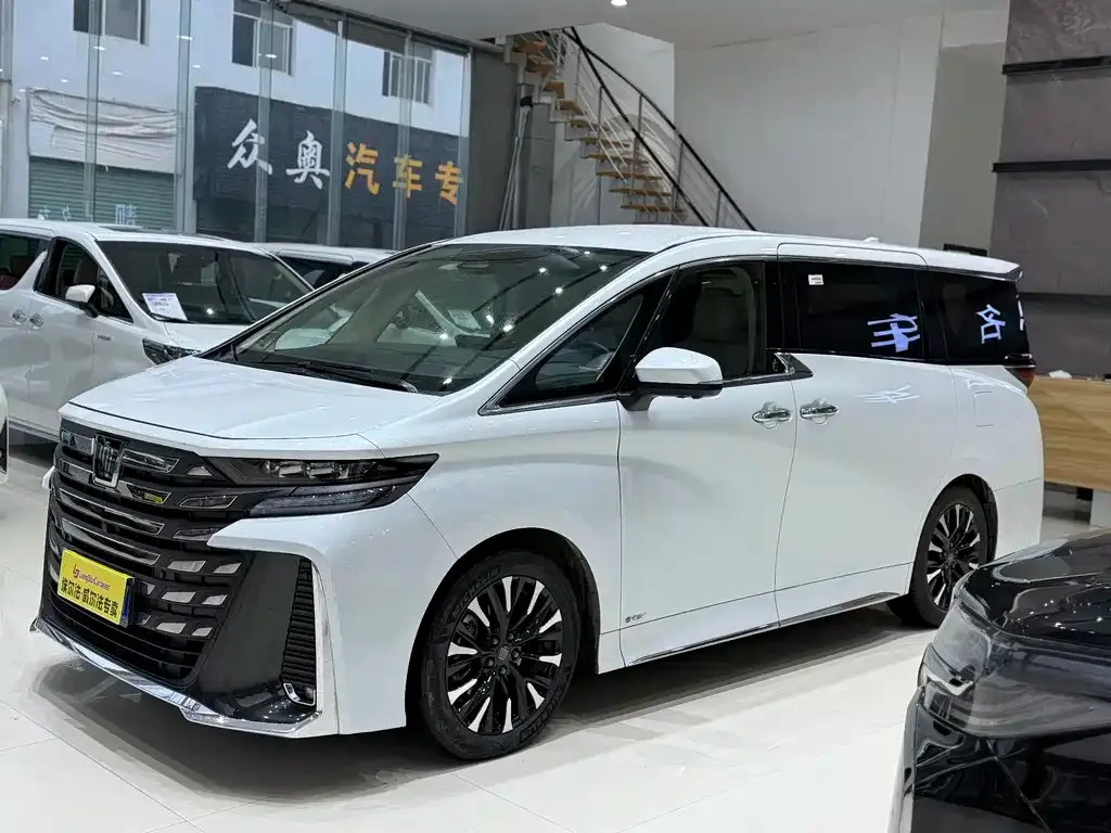 Toyota Vellfire — фото 1