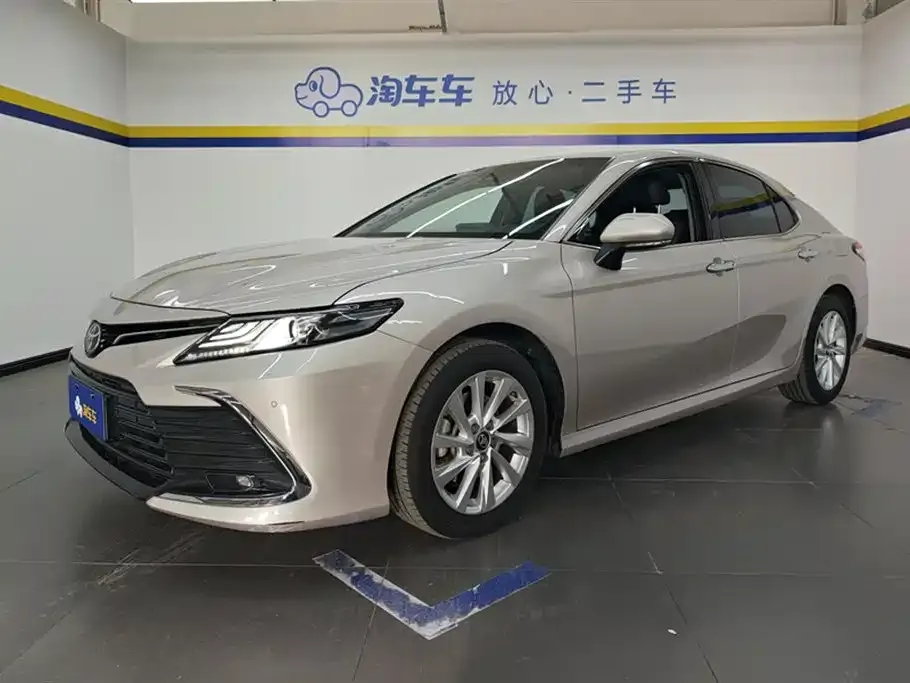 Toyota Camry — фото 1