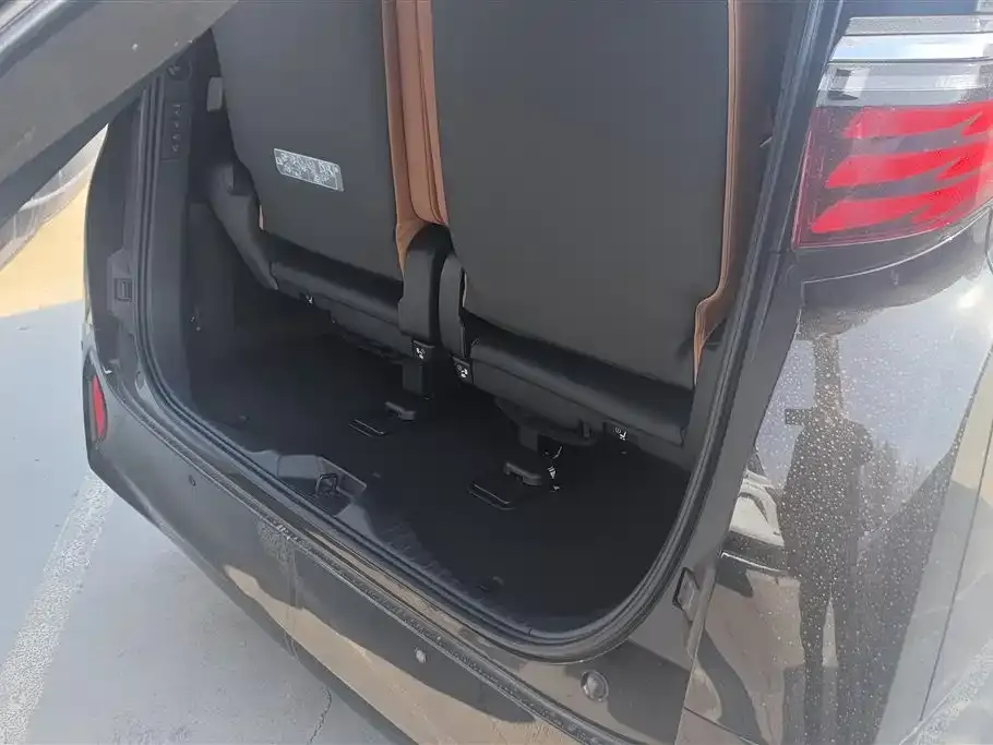 Toyota Alphard — фото 9