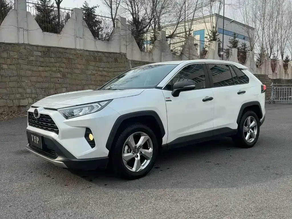 Toyota RAV4 — фото 1