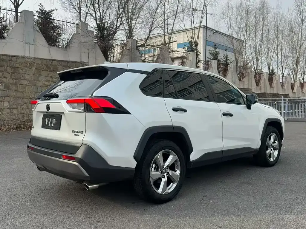 Toyota RAV4 — фото 9