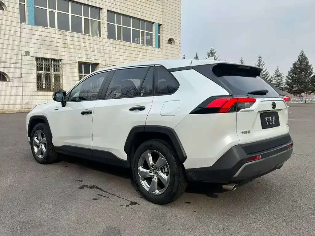 Toyota RAV4 — фото 5