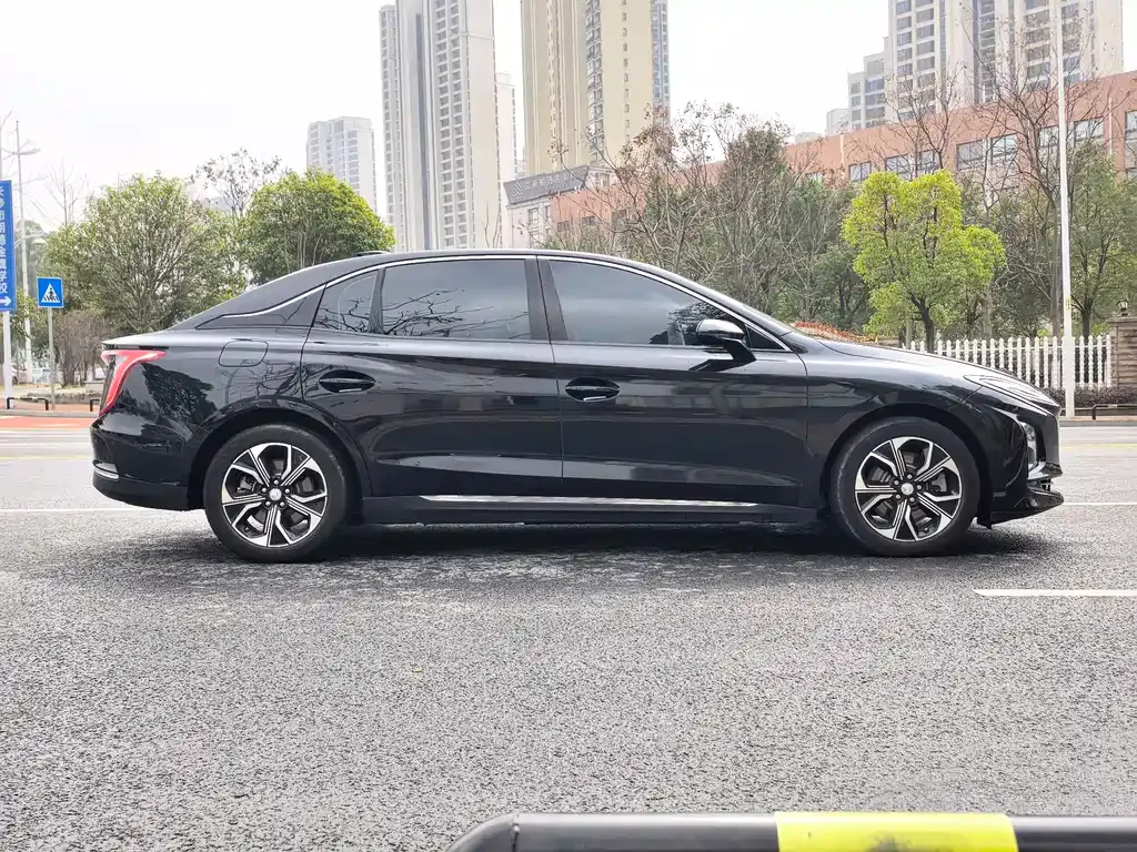 Hongqi E-QM5 — фото 4