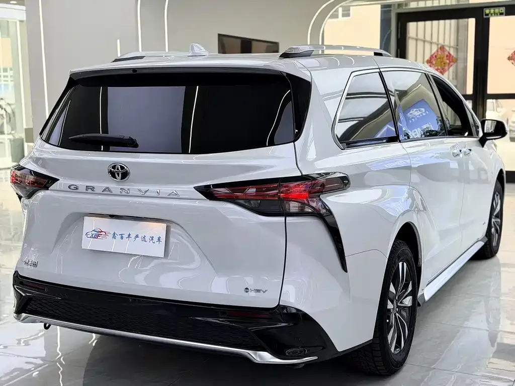 Toyota Granvia — фото 6