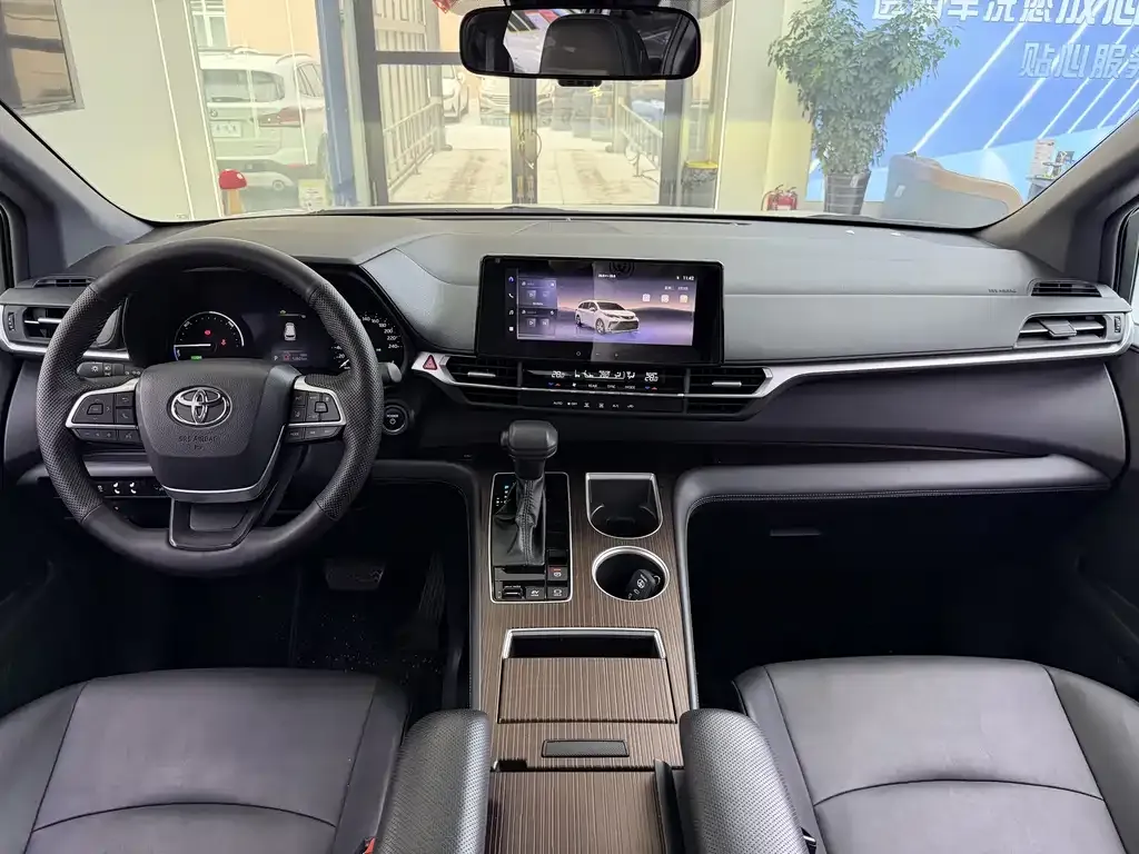 Toyota Granvia — фото 2
