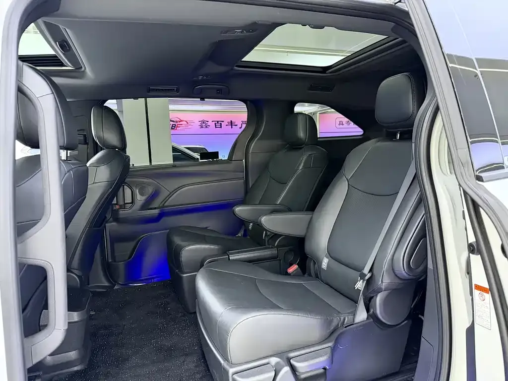 Toyota Granvia — фото 9