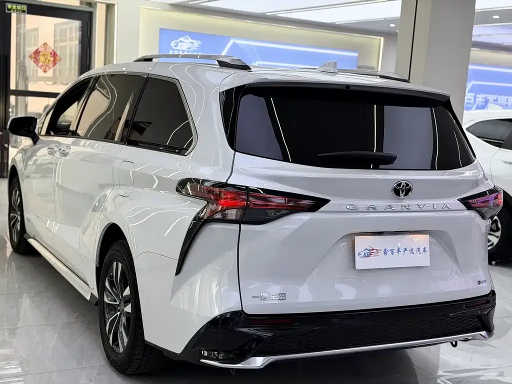 Toyota Granvia — фото 10