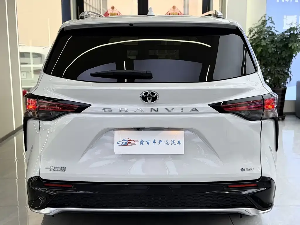 Toyota Granvia — фото 8