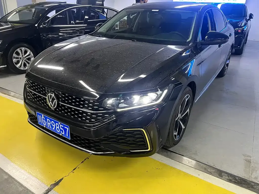 Volkswagen Passat — фото 1