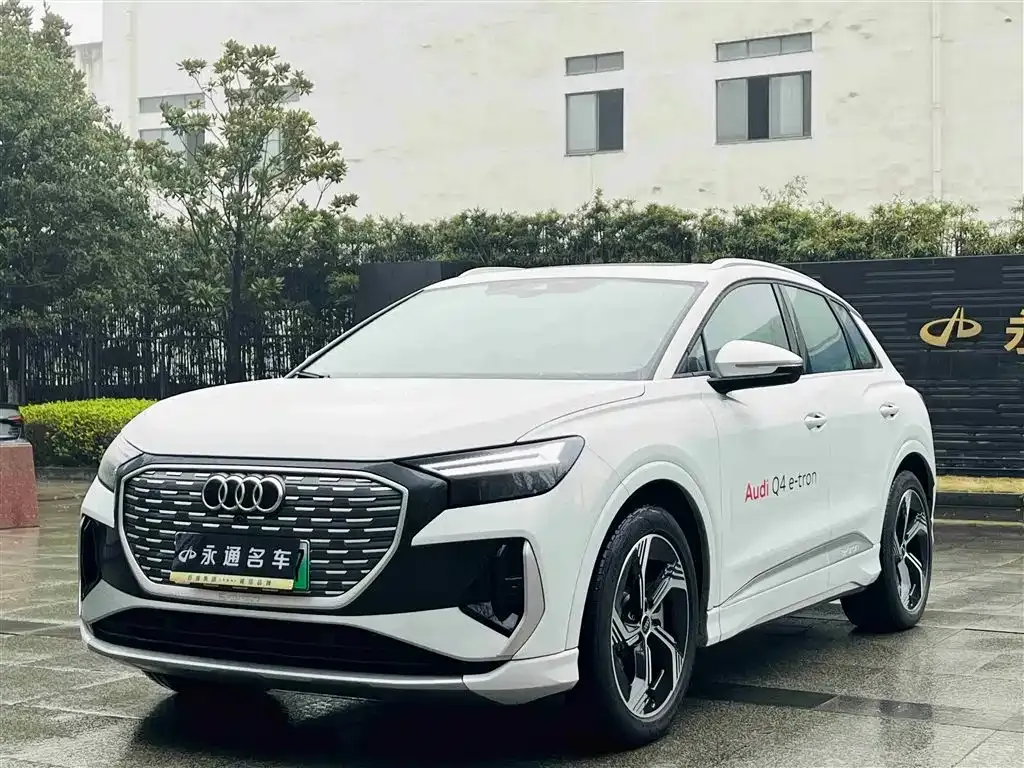 Audi Q4 e-tron — фото 1
