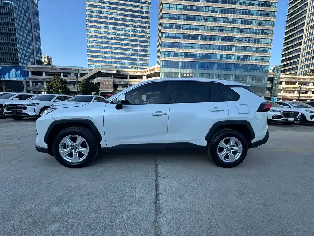 Toyota RAV4 — фото 4