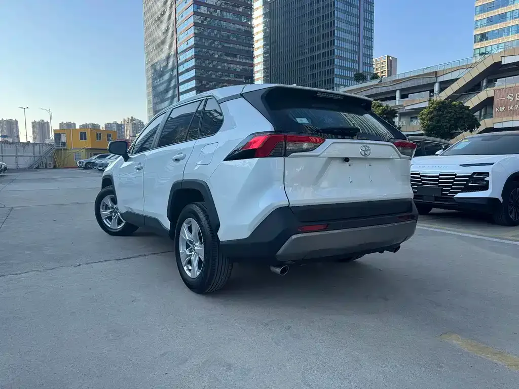 Toyota RAV4 — фото 7