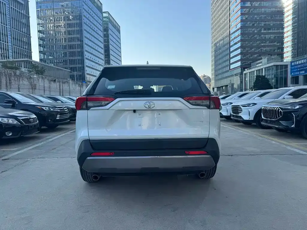 Toyota RAV4 — фото 9