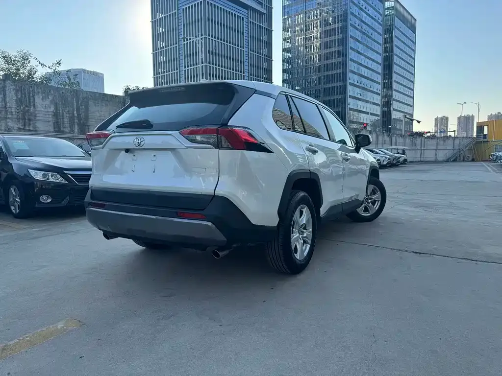Toyota RAV4 — фото 2