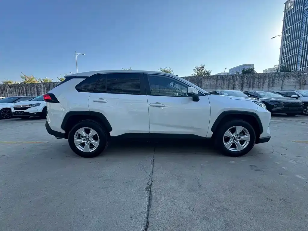 Toyota RAV4 — фото 6
