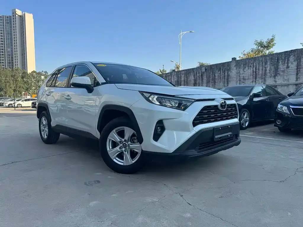 Toyota RAV4 — фото 5