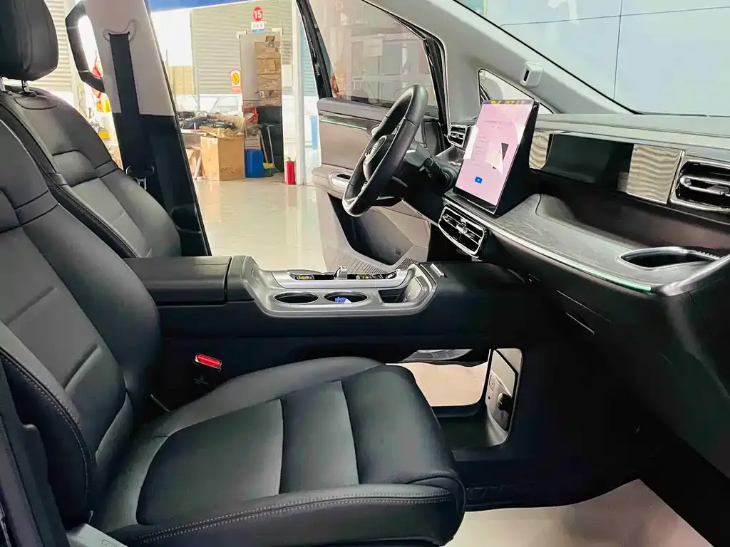GAC Motor E8 Hybrid — фото 8