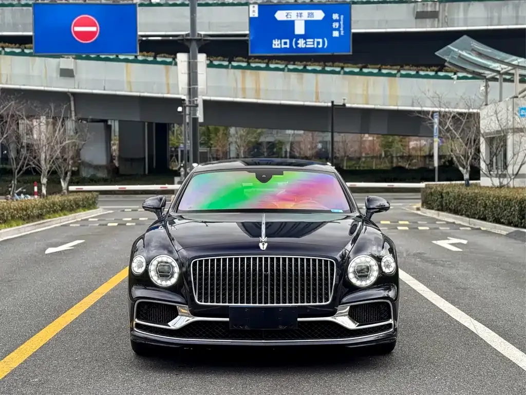 Bentley Flying Spur — фото 1