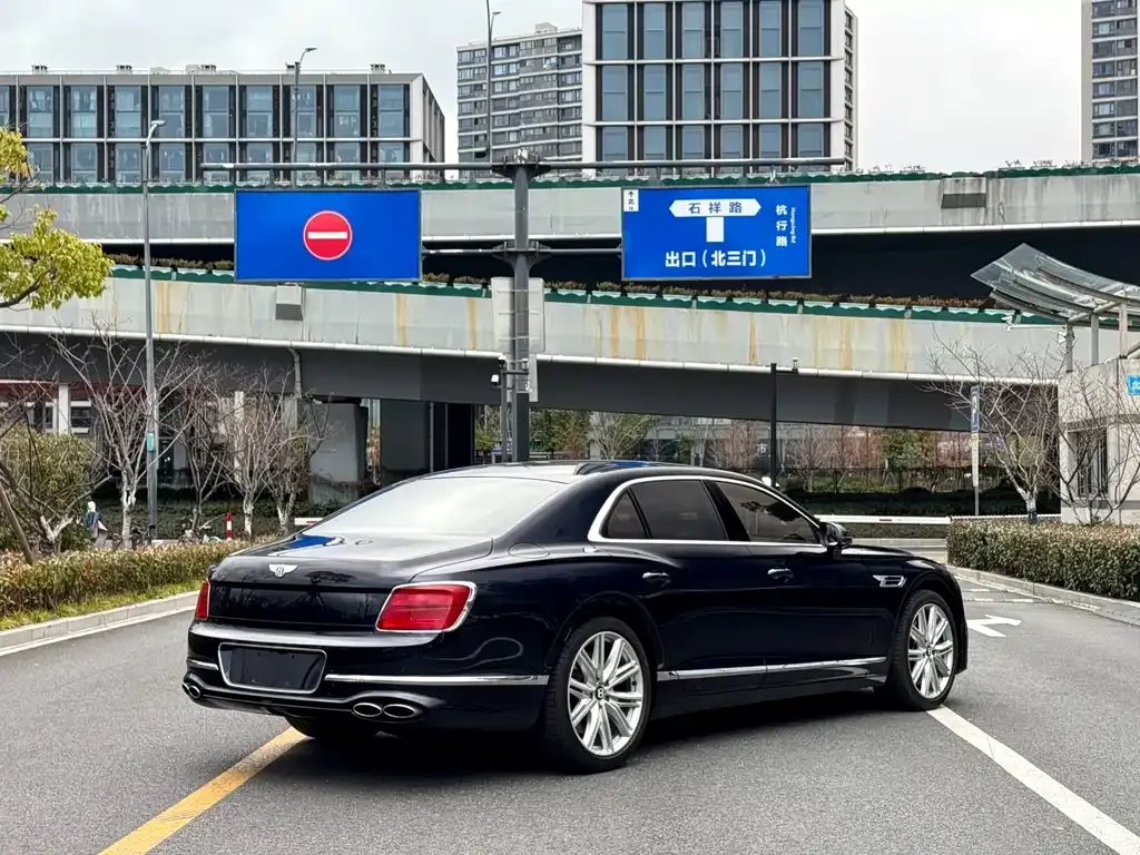 Bentley Flying Spur — фото 7