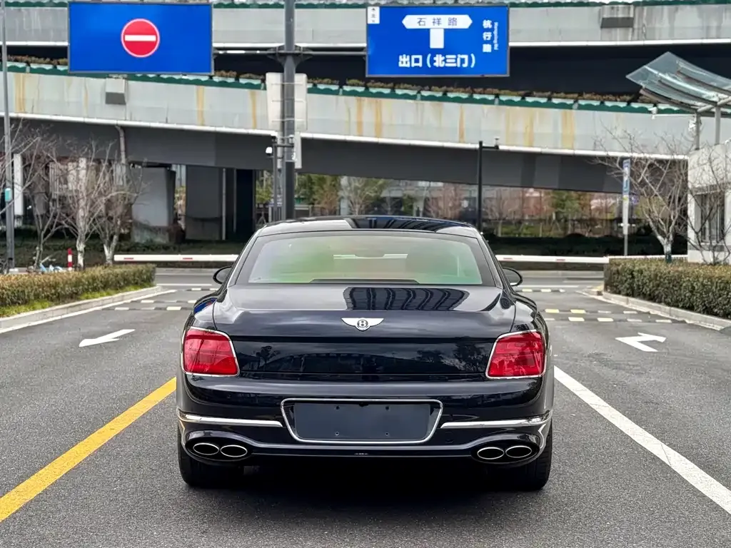 Bentley Flying Spur — фото 3