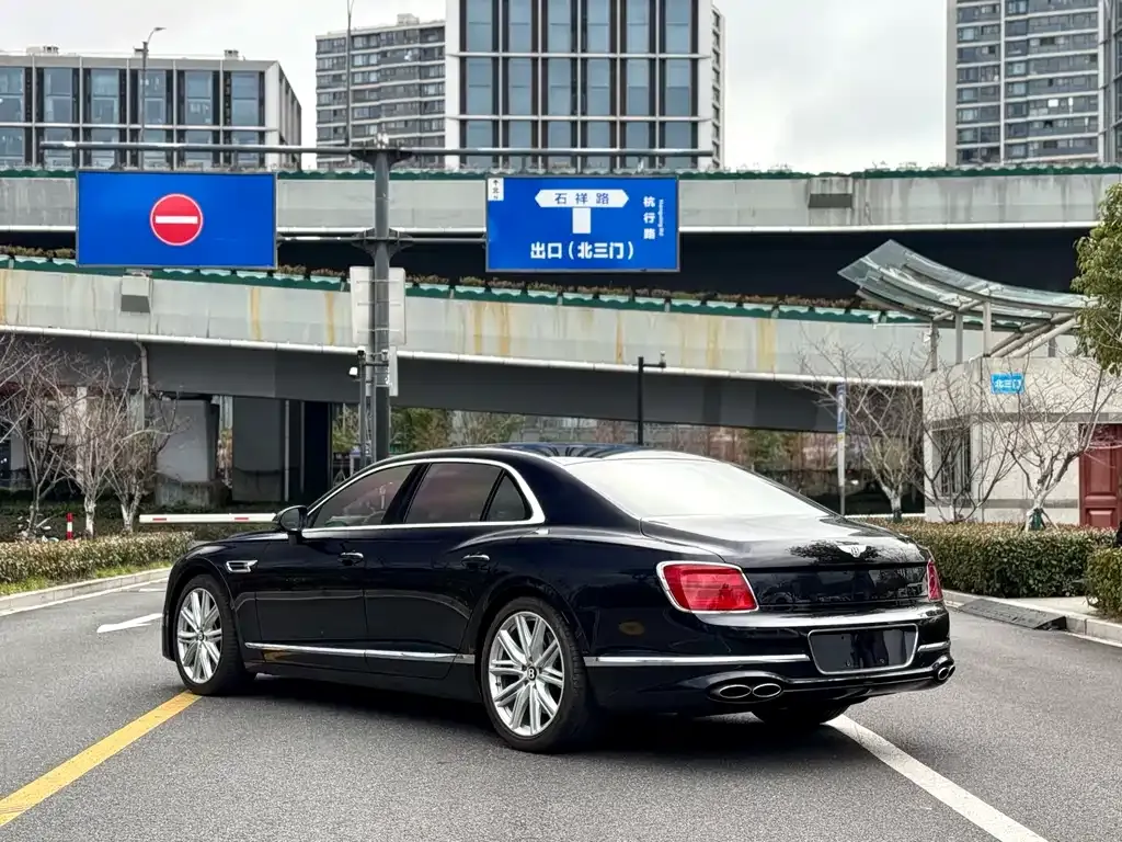 Bentley Flying Spur — фото 5