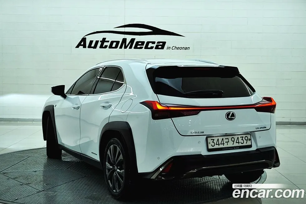 Lexus UX — фото 9