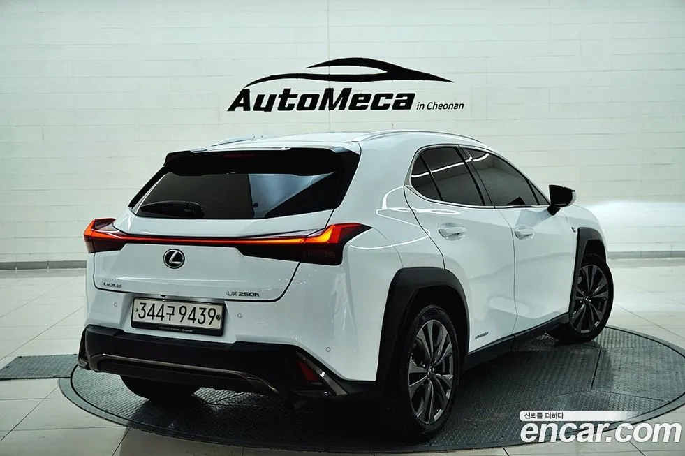 Lexus UX — фото 2