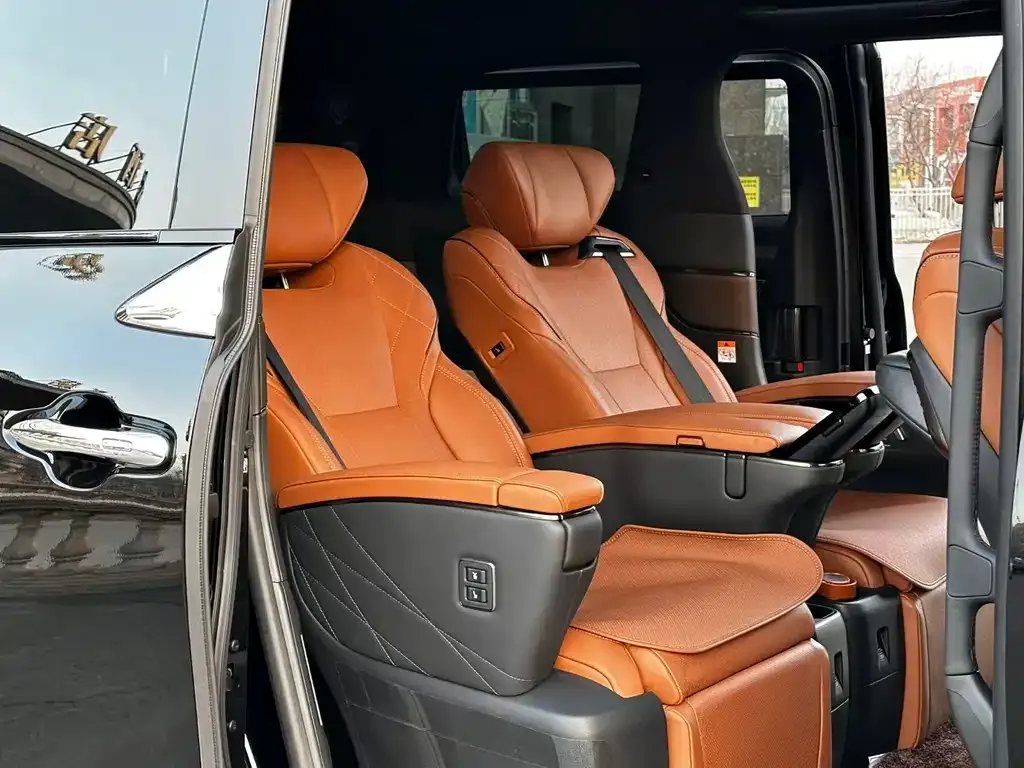 Toyota Alphard — фото 4