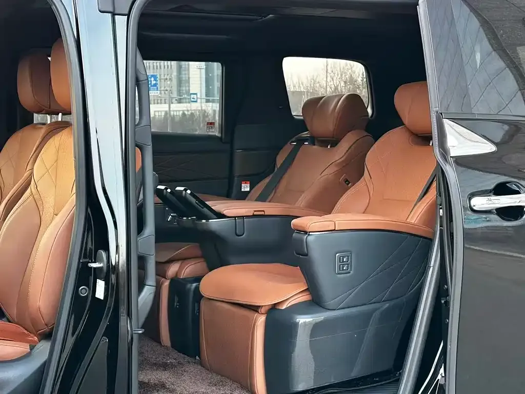 Toyota Alphard — фото 2