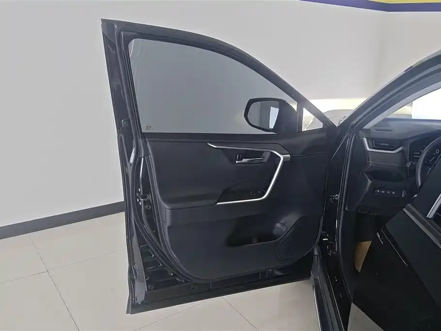 Toyota RAV4 — фото 6