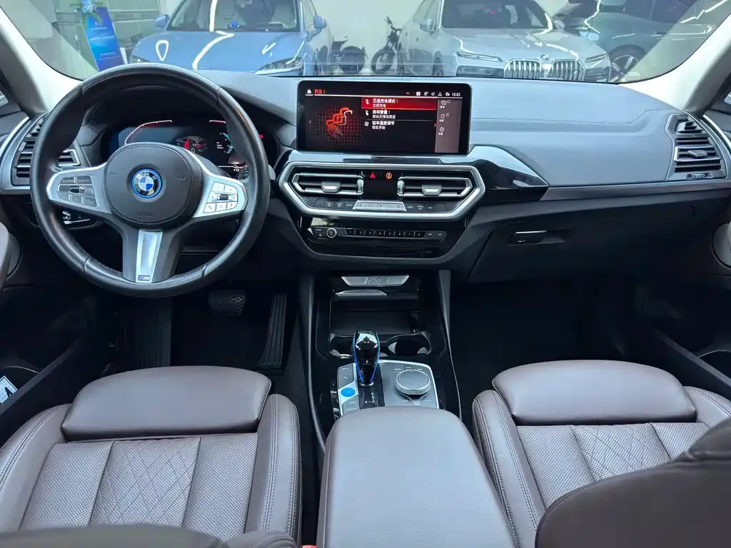 BMW iX3 — фото 10