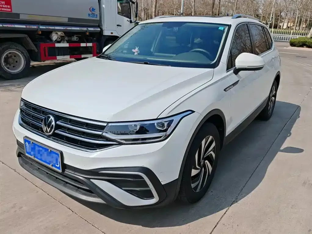 Volkswagen Tiguan L — фото 1
