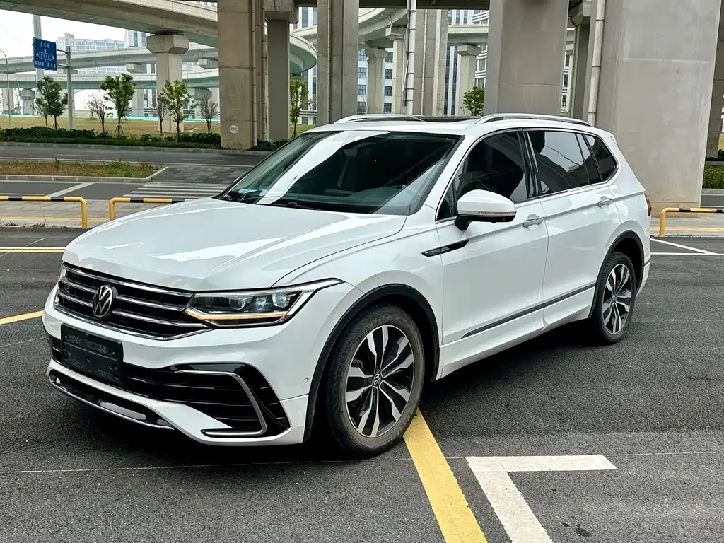 Volkswagen Tiguan L — фото 1