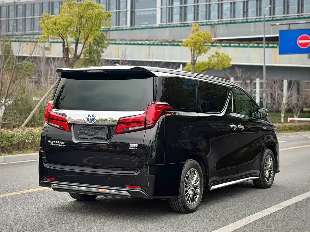 Toyota Alphard — фото 3