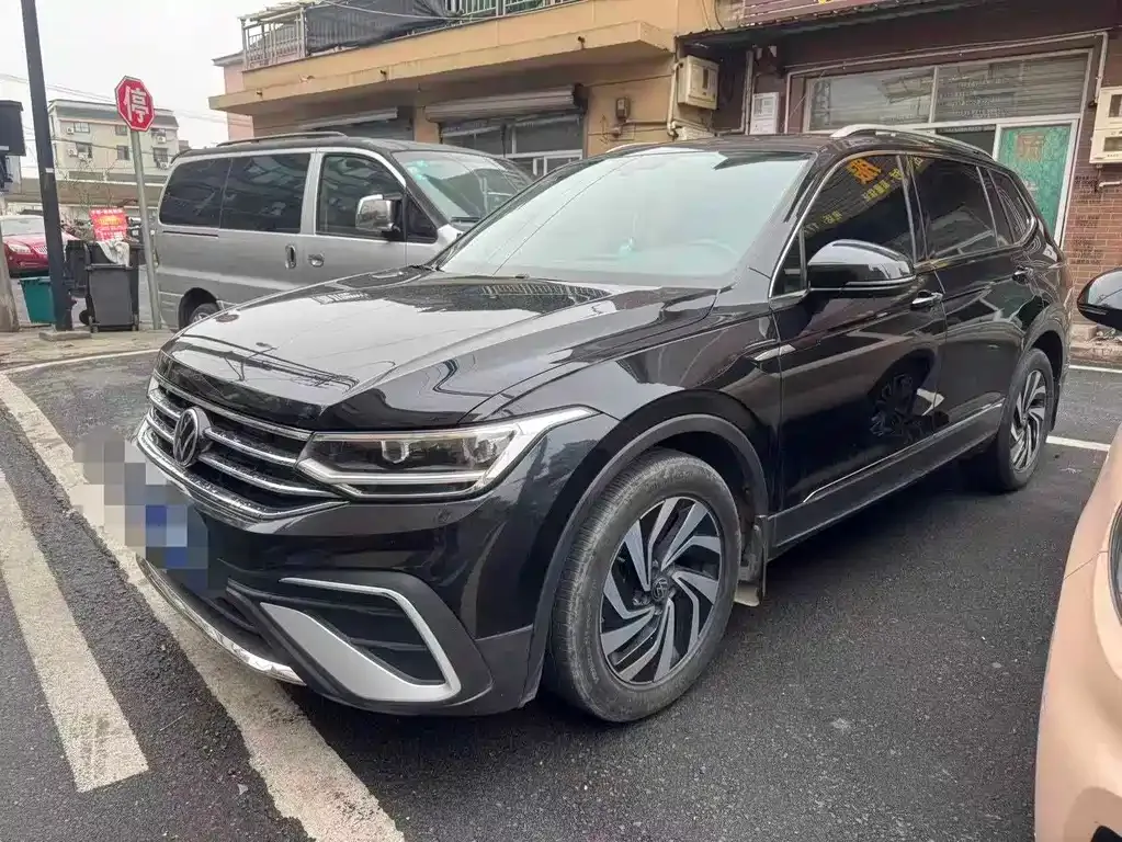 Volkswagen Tiguan L — фото 1