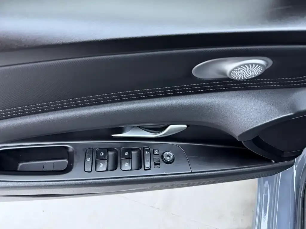 Hyundai Elantra — фото 3