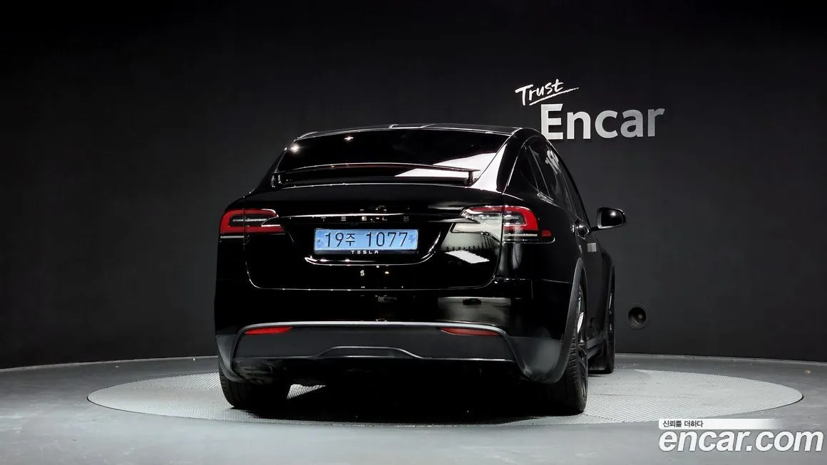 Tesla Model X — фото 10