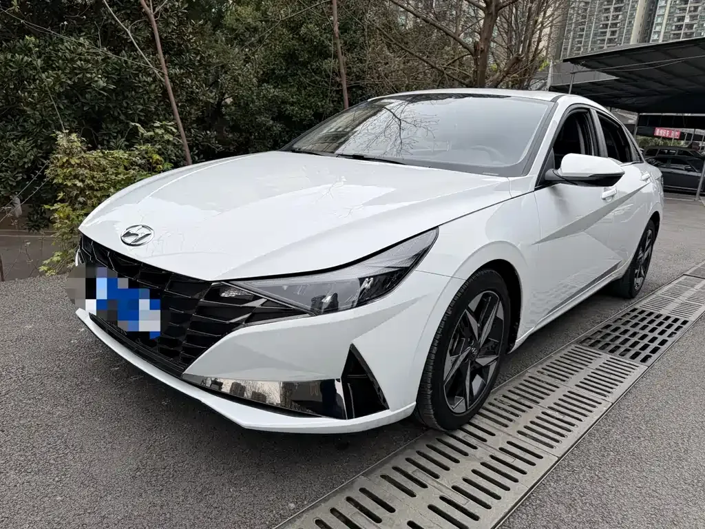 Hyundai Elantra — фото 1