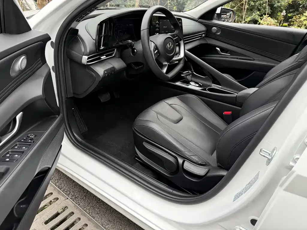 Hyundai Elantra — фото 2