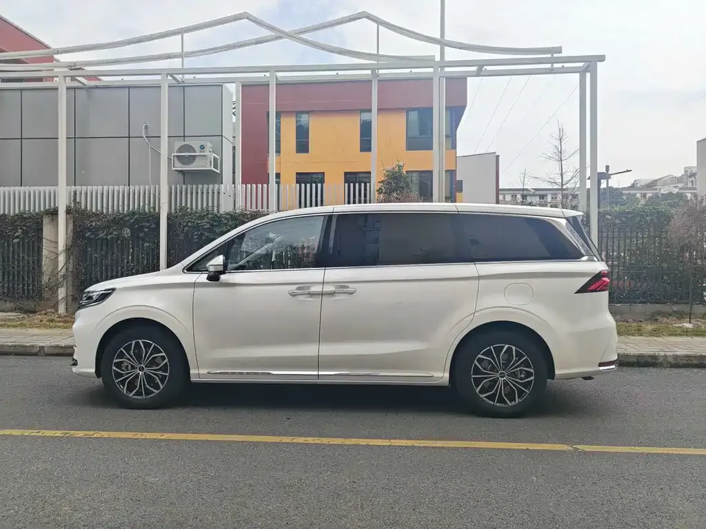 Roewe iMAX8 New Energy — фото 9