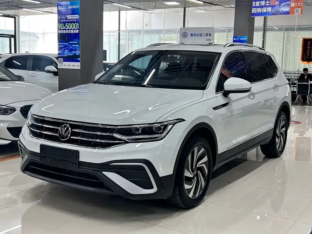 Volkswagen Tiguan L — фото 1