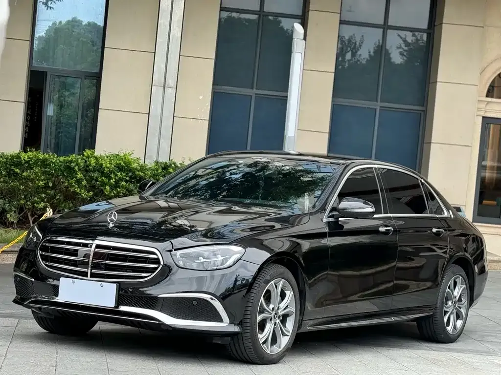 Mercedes-Benz E-Class — фото 1