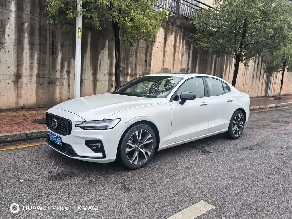 Volvo S60 — фото 1